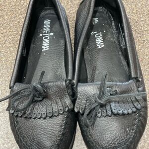 Minnetonka Black Moccasins - Deerskin kilty size 6